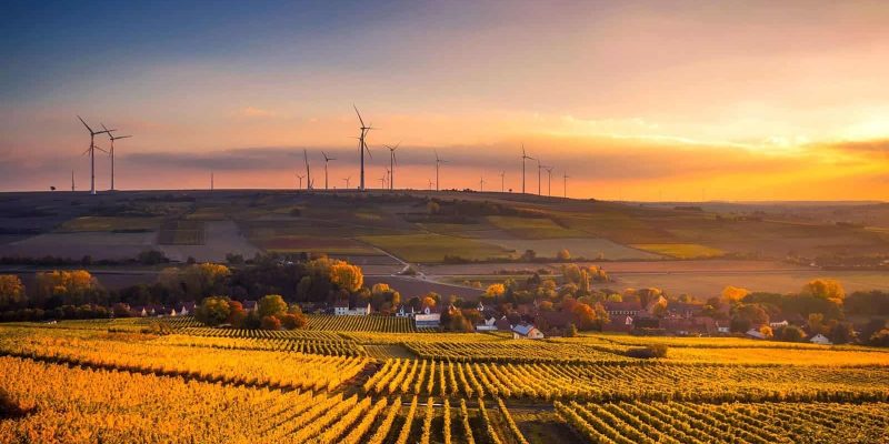 landschap-met-gele-gloed-windmolen-adlar-castra-duurzaamheid